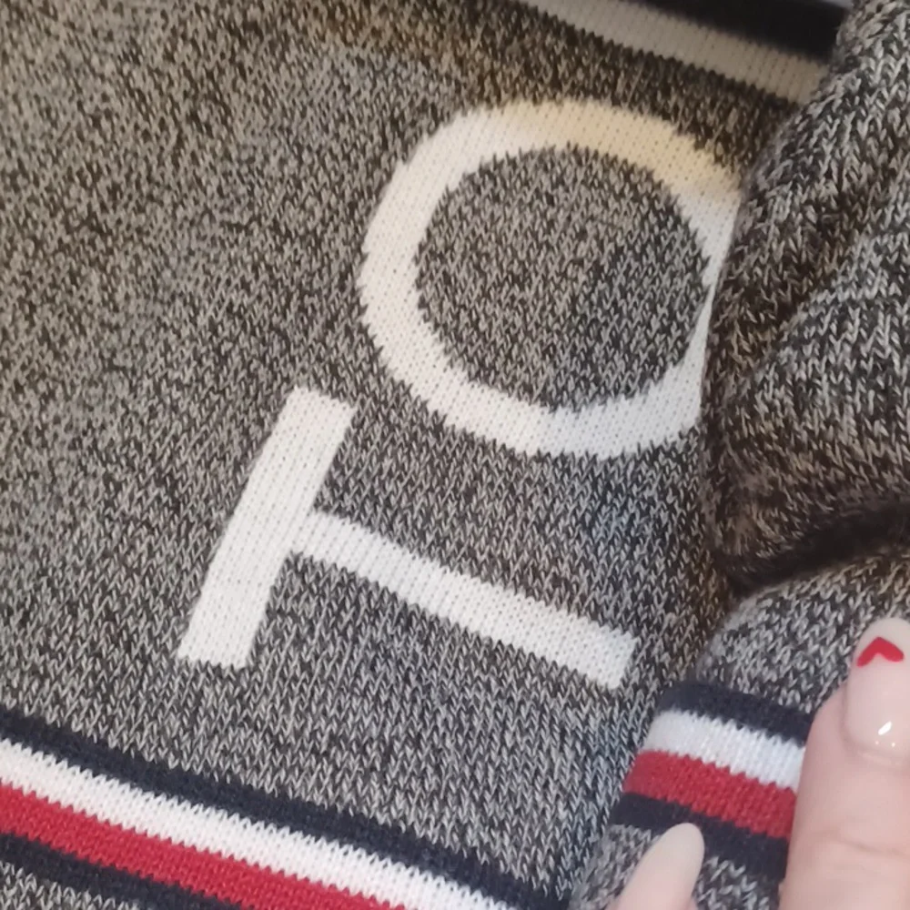 NIB Unisex Tommy Hilfiger Scarf & Hat Set - Picture 2 of 5